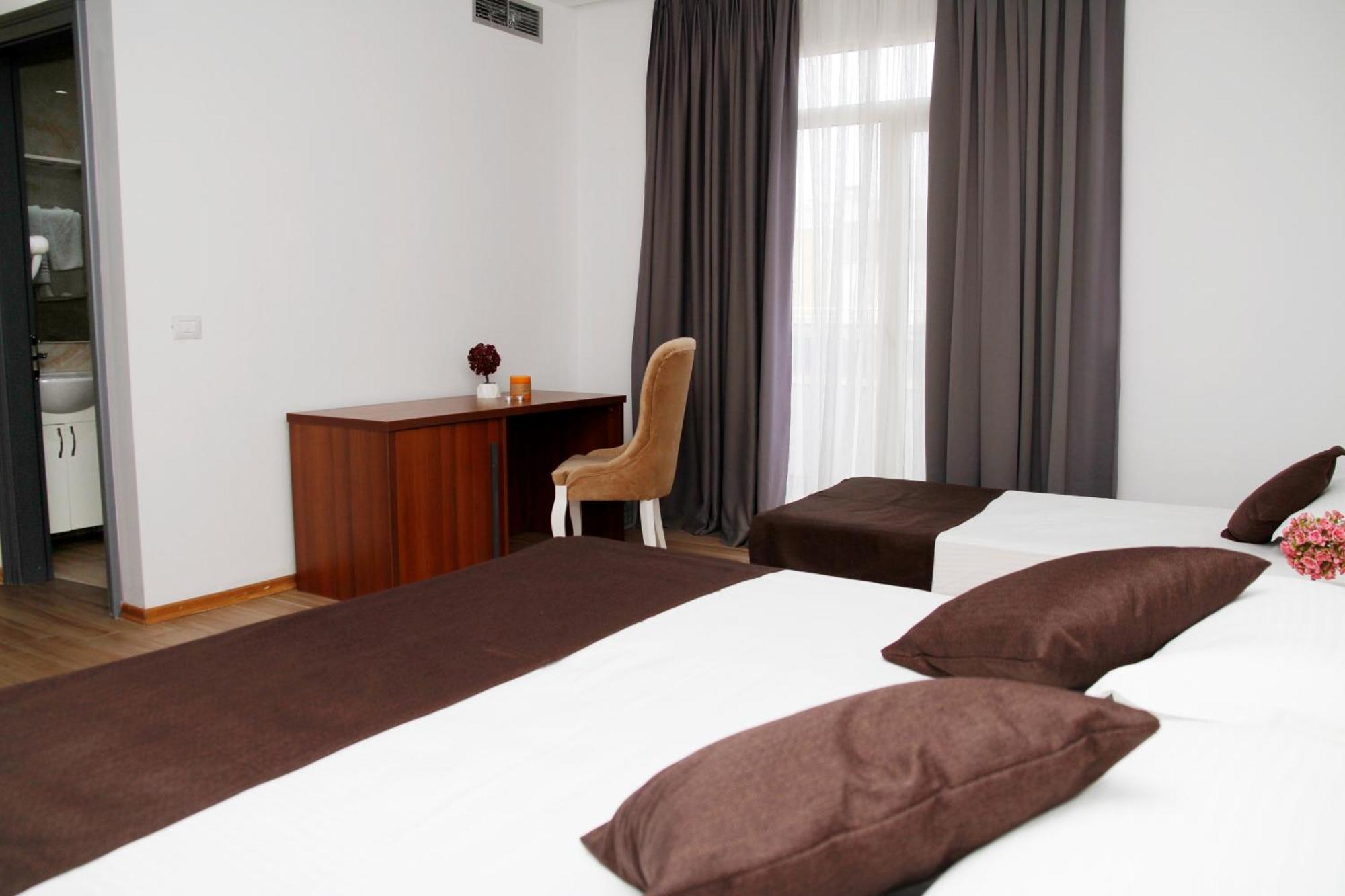 Amh Hotel ドゥラス エクステリア 写真