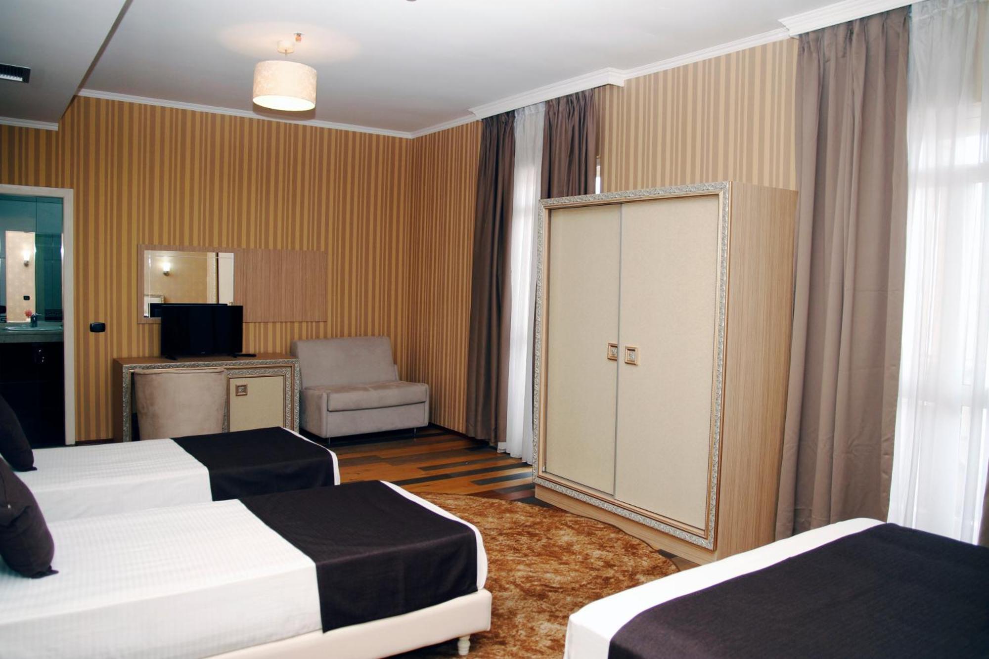 Amh Hotel ドゥラス エクステリア 写真